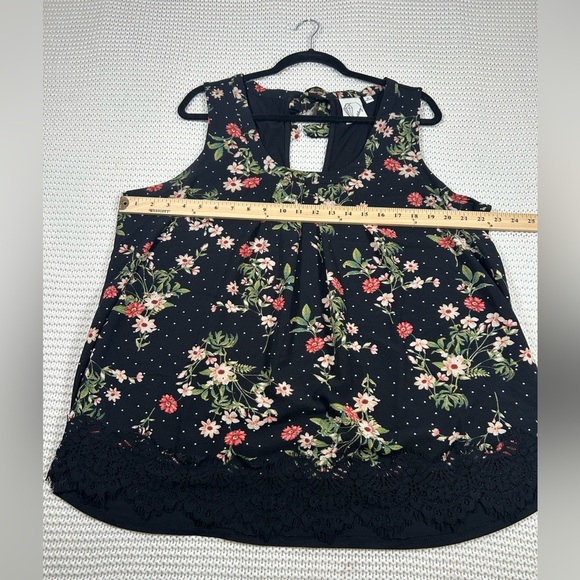 Janet Chung Black Floral Sleeveless Top with in the Back. Size 2X - Picture 5 of 8